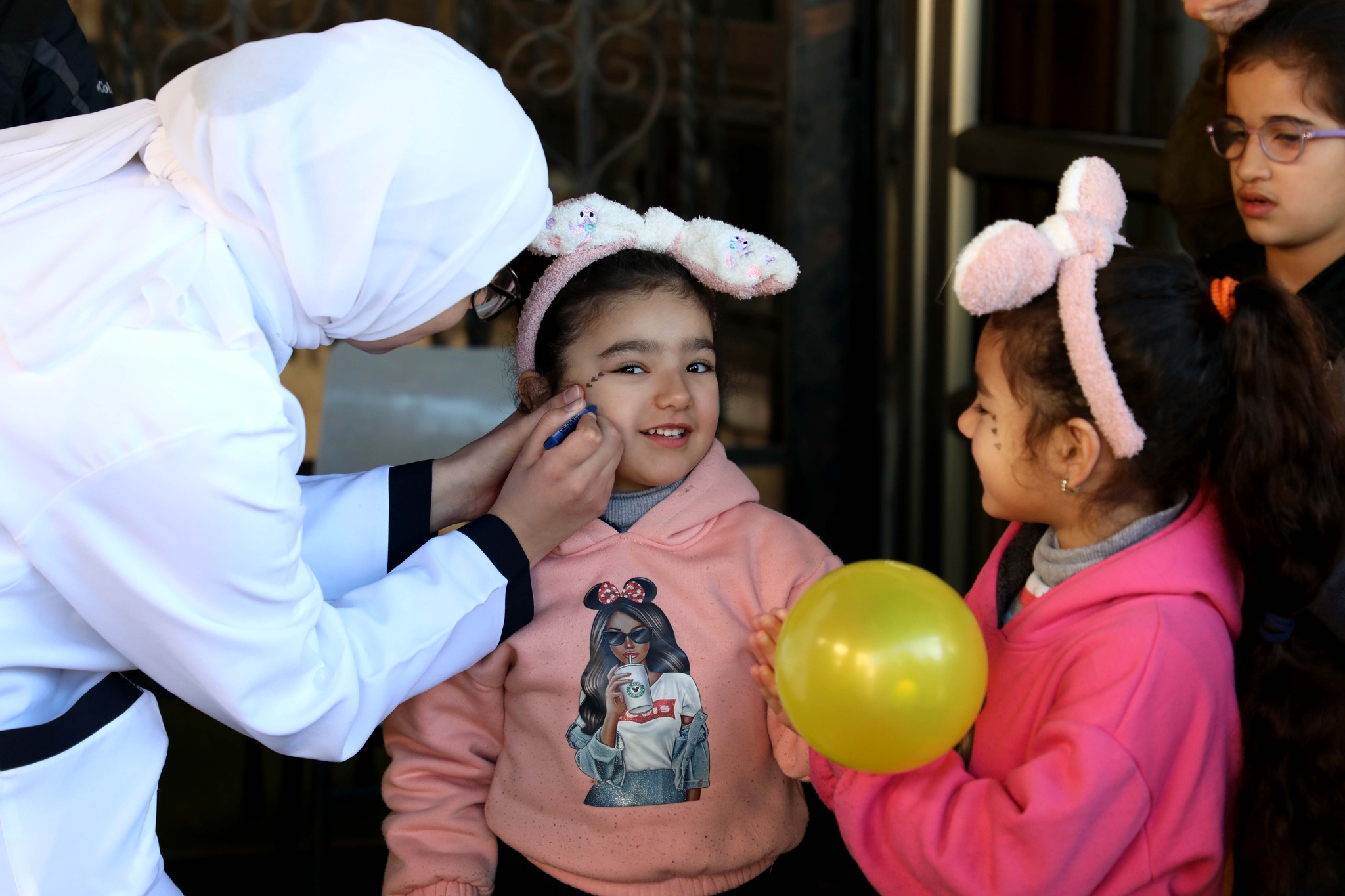 نظمت جمعية #روان لتنمية الطفل اليوم السبت وبالتعاون مع طلبة سنة ثالثة تمريض في جامعة #بيت_لحم، نشاطاً تعليمياً ترفيهياً للأطفال في مقرها في أم الشرايط – #رام_الله.